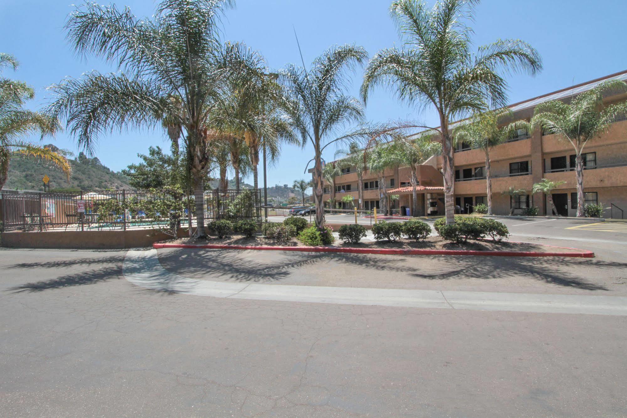 Motel 6 San Diego - Mission Valley Exterior foto
