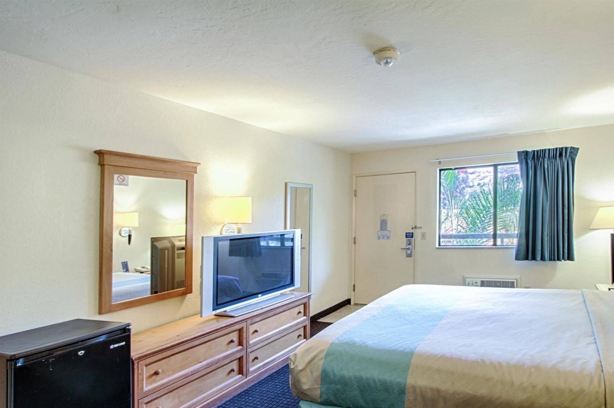 Motel 6 San Diego - Mission Valley Exterior foto